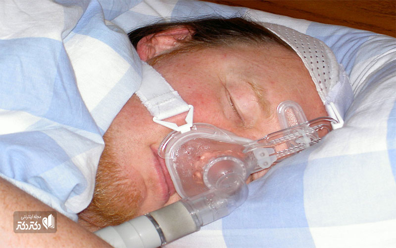 یک بیمار که از دستگاه CPAP استفاده می کند