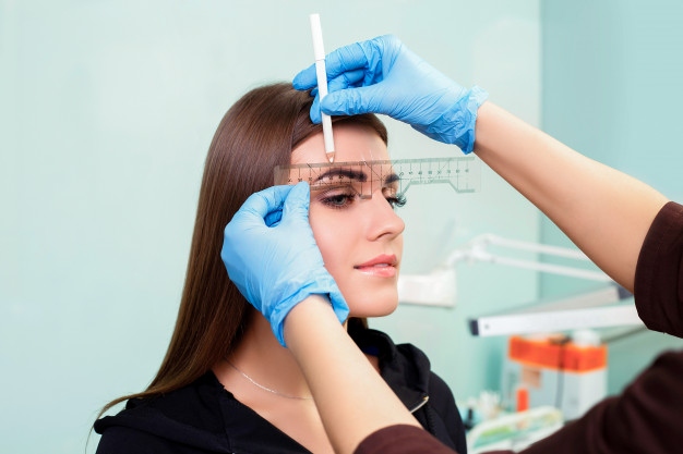 کاشت ابرو چگونه انجام میشود؟