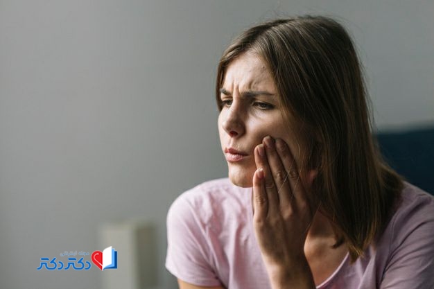 آیا رعایت نکردن بهداشت دهان و مشکلات دندانی می‌تواند علت طعم بد دهان باشد؟