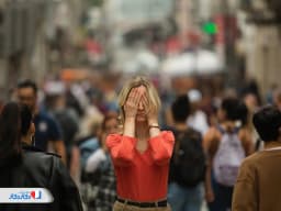 آگورافوبیا چیست | علت، علائم و درمان اختلال آگورافوبیا