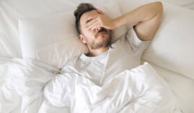 بی‌خوابی چیست؛ علت کم خوابی و درمان اینسومنیا