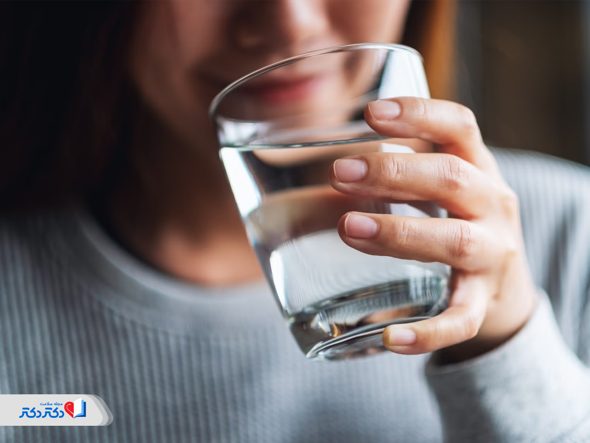 نوشیدن آب کافی برای درمان هیپرکالمی در خانه