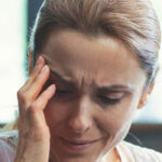 سردرد پشت چشم چیست؛ دلایل و درمان