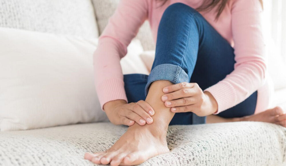 پا درد چه دلایلی دارد و آیا در خانه درمان می‌شود؟