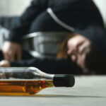 اعتیاد به الکل (الکلیسم) چیست؛ علائم، تشخیص و درمان