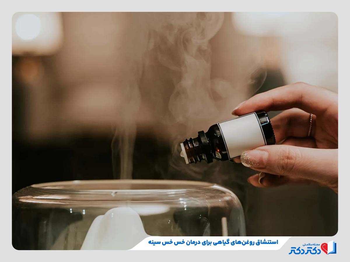 فرد در حال استنشاق روغن‌های گیاهی برای درمان خس خس سینه