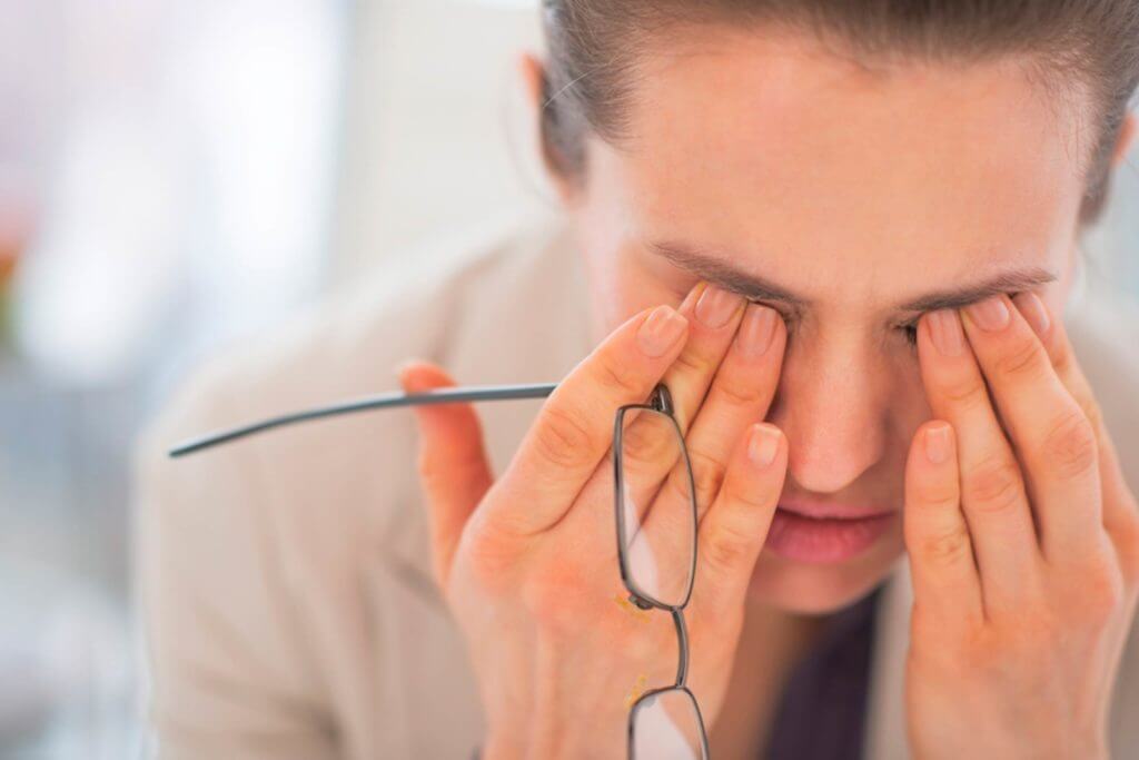 درد چشم هنگام پلک زدن