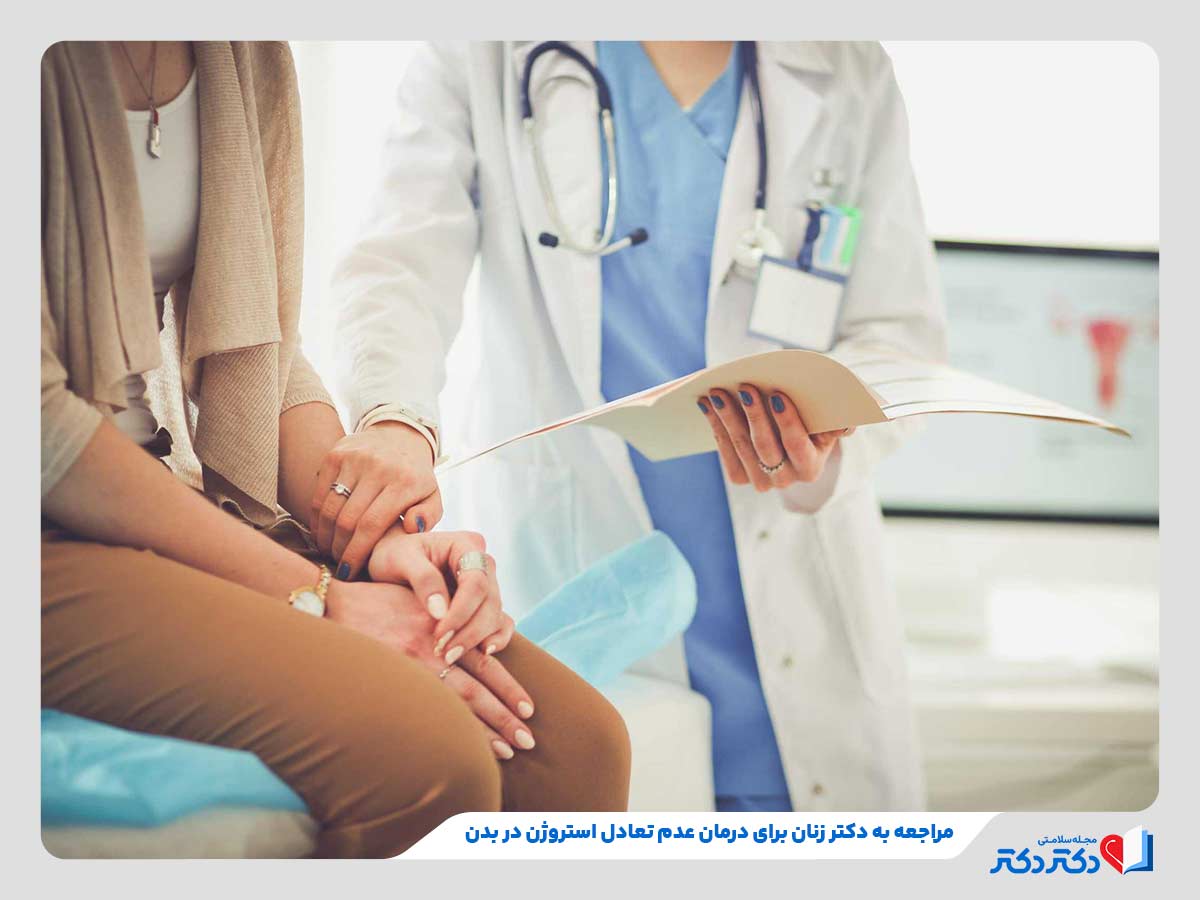 دکتر زنان در حال معاینه زن برای بررسی علت کاهش استروژن در بدن