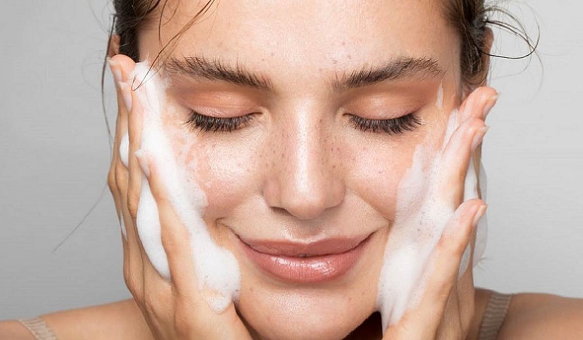 شستشوی صورت با آب ولرم روش مراقبت از پوست