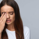 درد چشم هنگام پلک زدن؛ دلایل + درمان ها