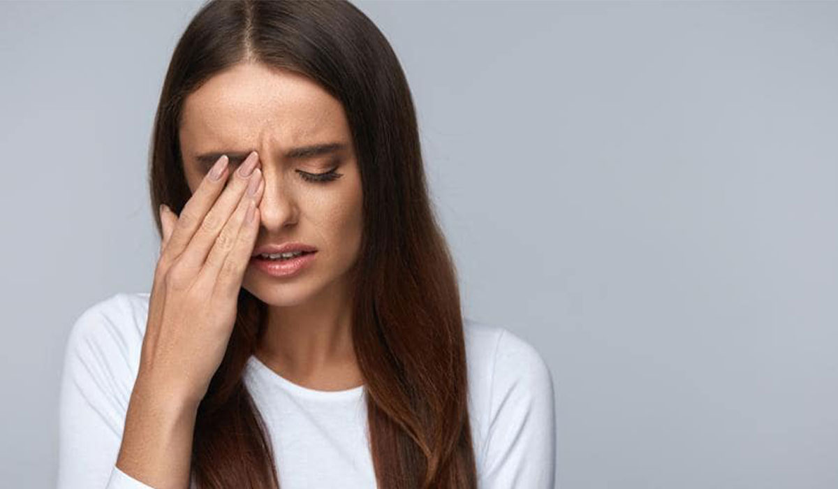 درد چشم هنگام پلک زدن؛ دلایل + درمان ها