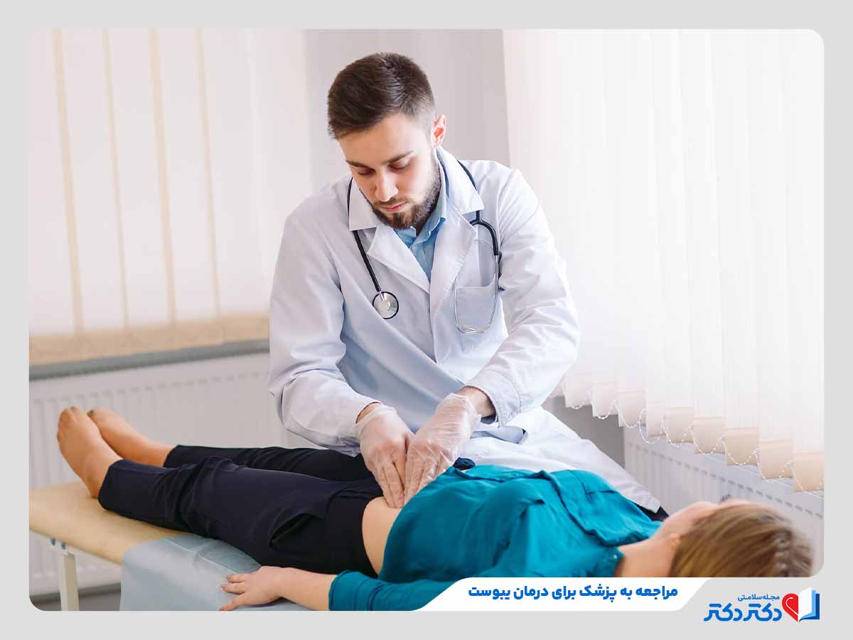 دکتر گوارش در حال معاینه فرد مبتلا به یبوست
