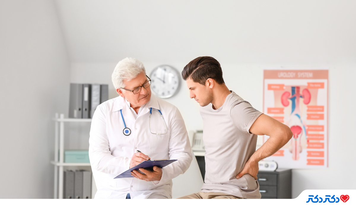 مردی نشسته روی تخت مطب و پزشک در حال نوشتن و بررسی مشکلات او