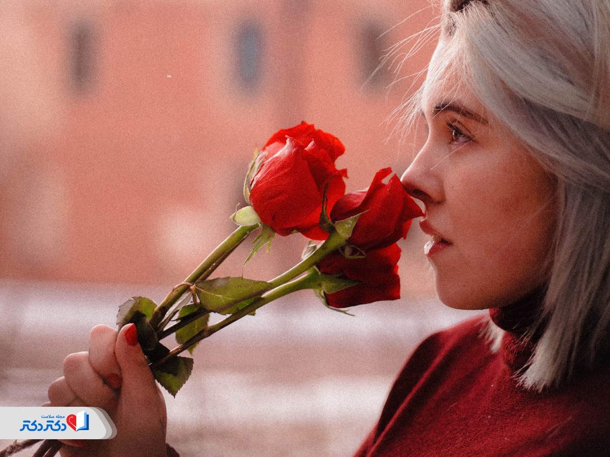 بوییدن گل سرخ، درمان میوم رحم با طب سنتی