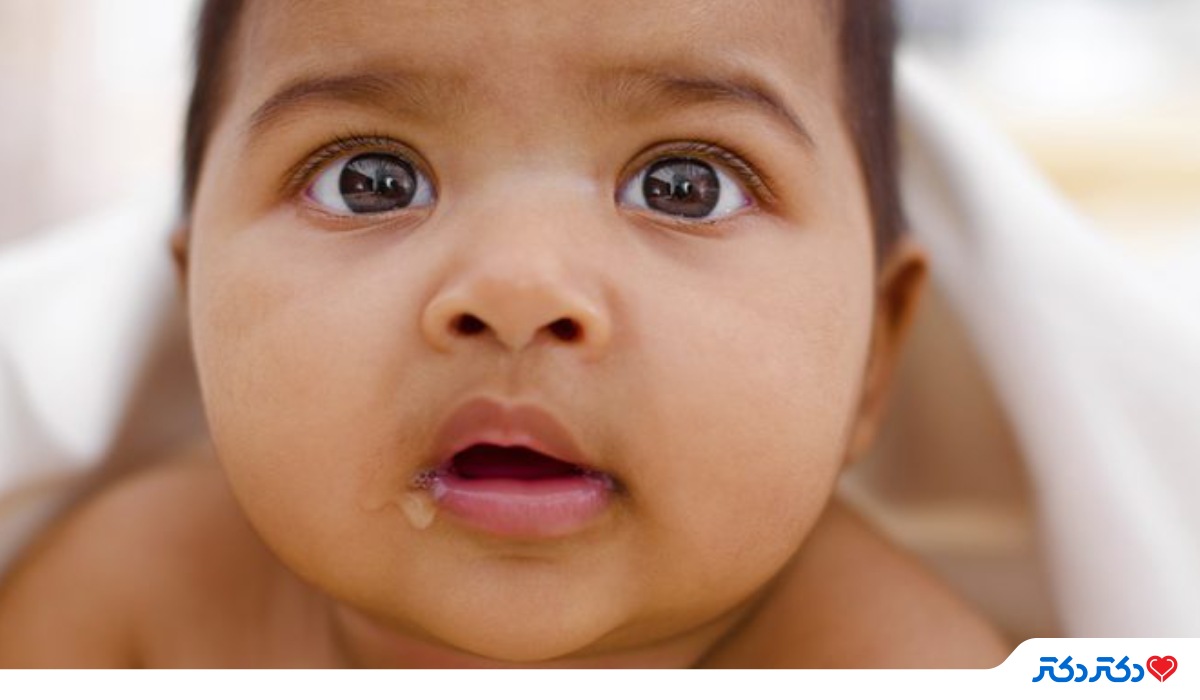 علت و علائم آبریزش دهان نوزاد و کودک + درمان و راهکار موثر