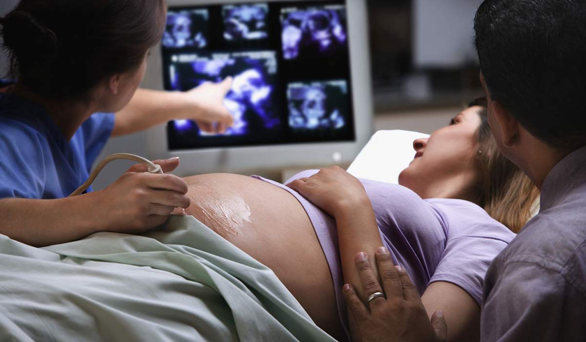 خانم باردار در هنگام انجام تست بارداری و سونوگرافی