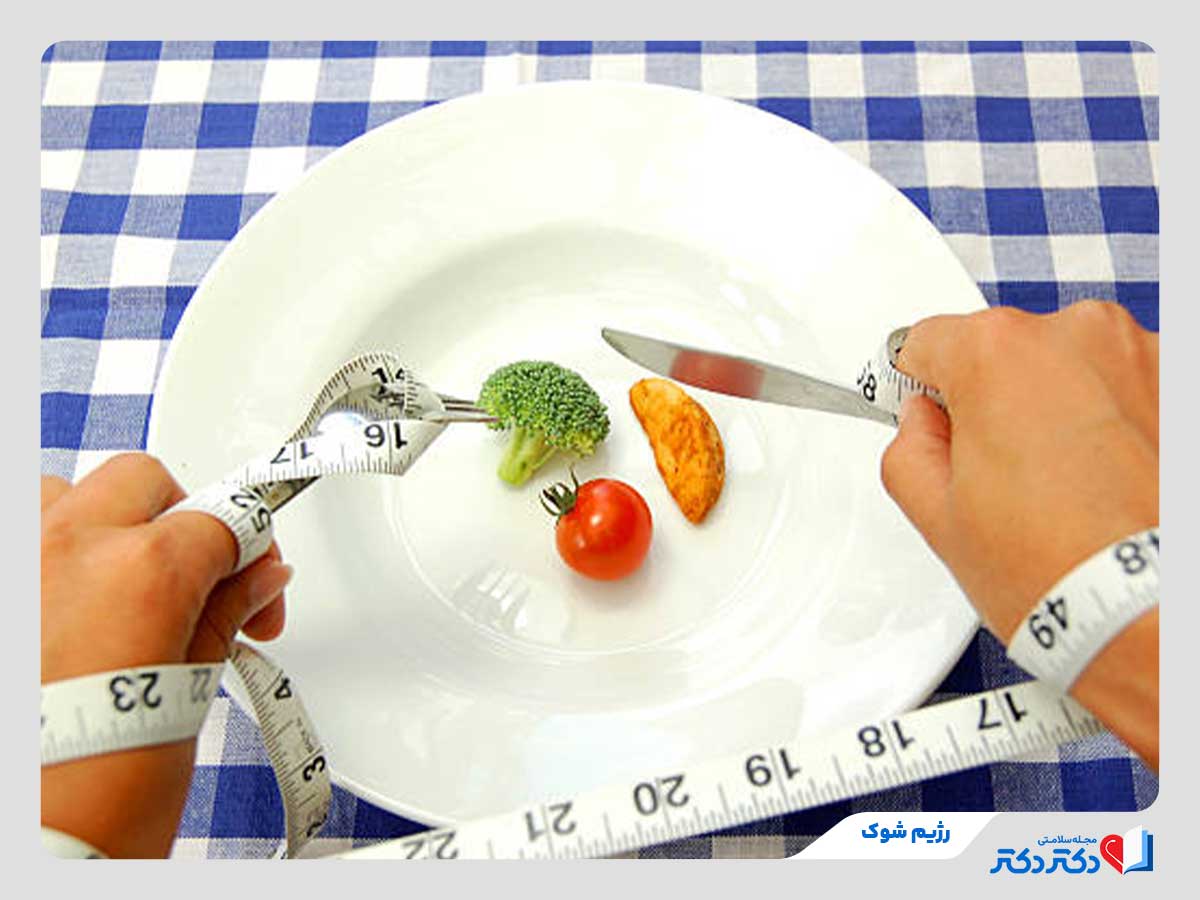 فرد در حال خوردن مواد غذایی کم کالری طبق رژیم شوک