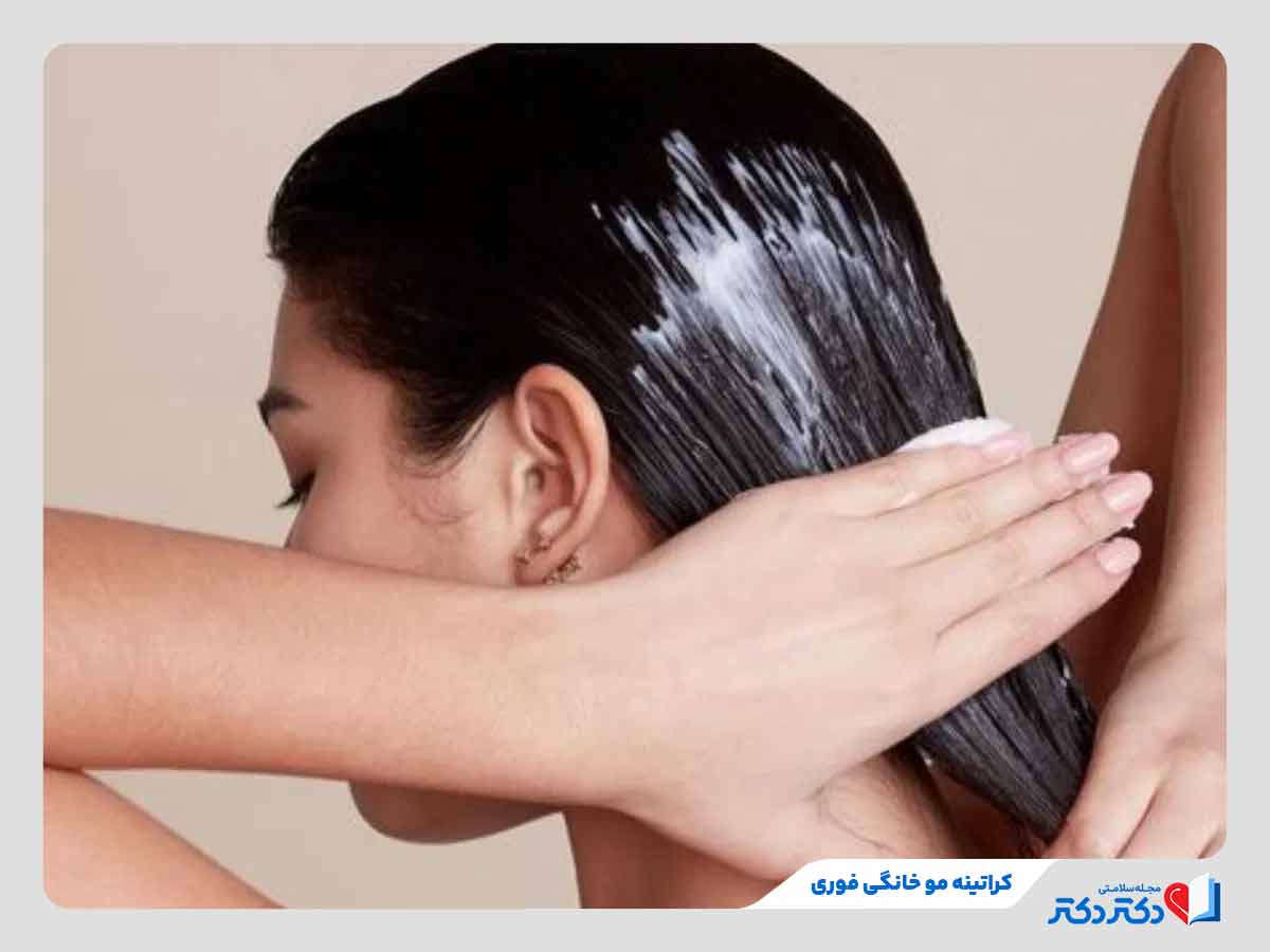 زن در حال استفاده از ماسک کراتینه مو خانگی فوری