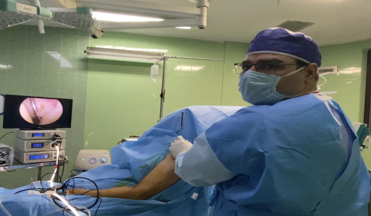 دکتر مصطفی خلیل پور جراح ارتوپد در حال انجام عمل آرتروسکوپی شانه