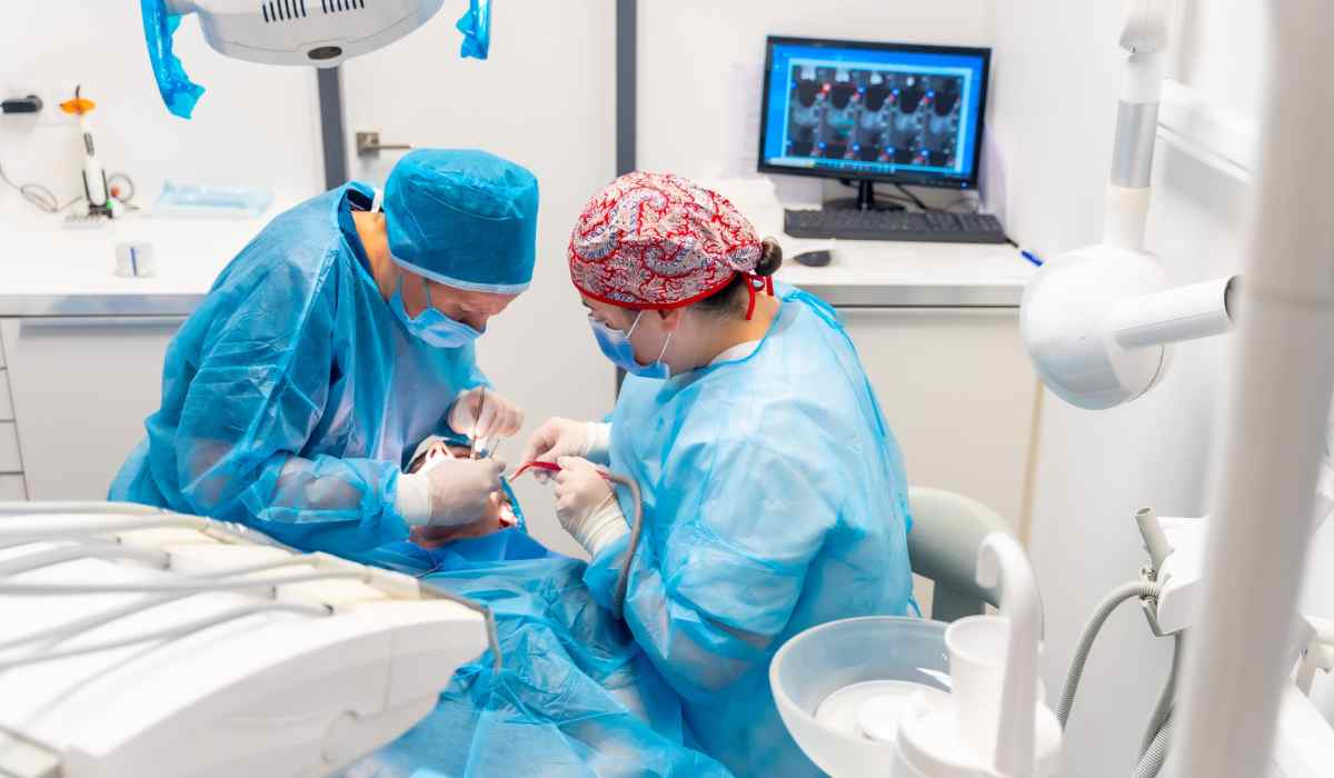 استفاده از ابزارها و ع،‌برداری برای تخصص دندانپزشکی