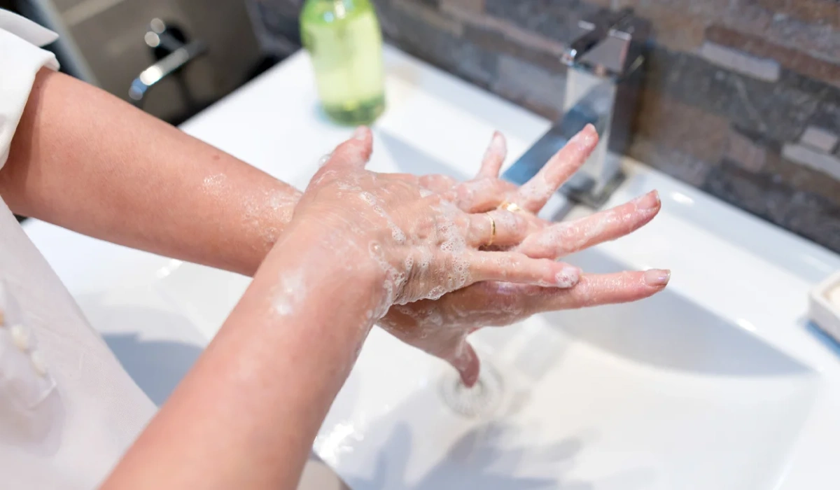 پیشگیری از گلودرد با شستن دست ها