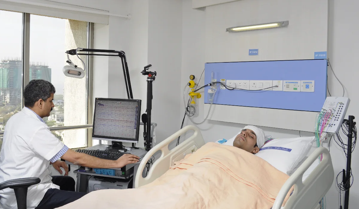 بیمار در حال درمان و معاینه توسط دستگاه تست خواب 