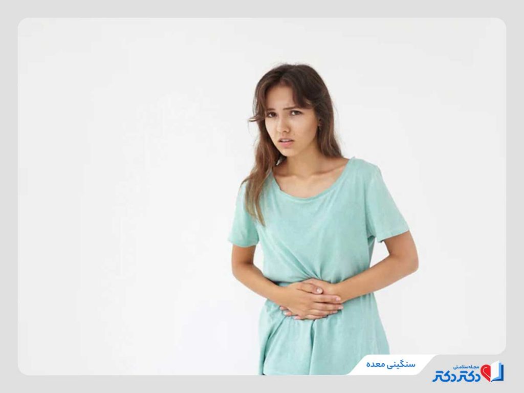 فرد مبتلا به سنگینی معده، حس پری و ناراحتی در ناحیه شکم