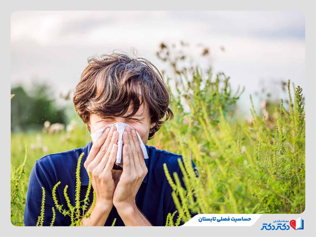فرد در حال عطسه‌های متوالی به دلیل ابتلا به حساسیت فصلی تابستان