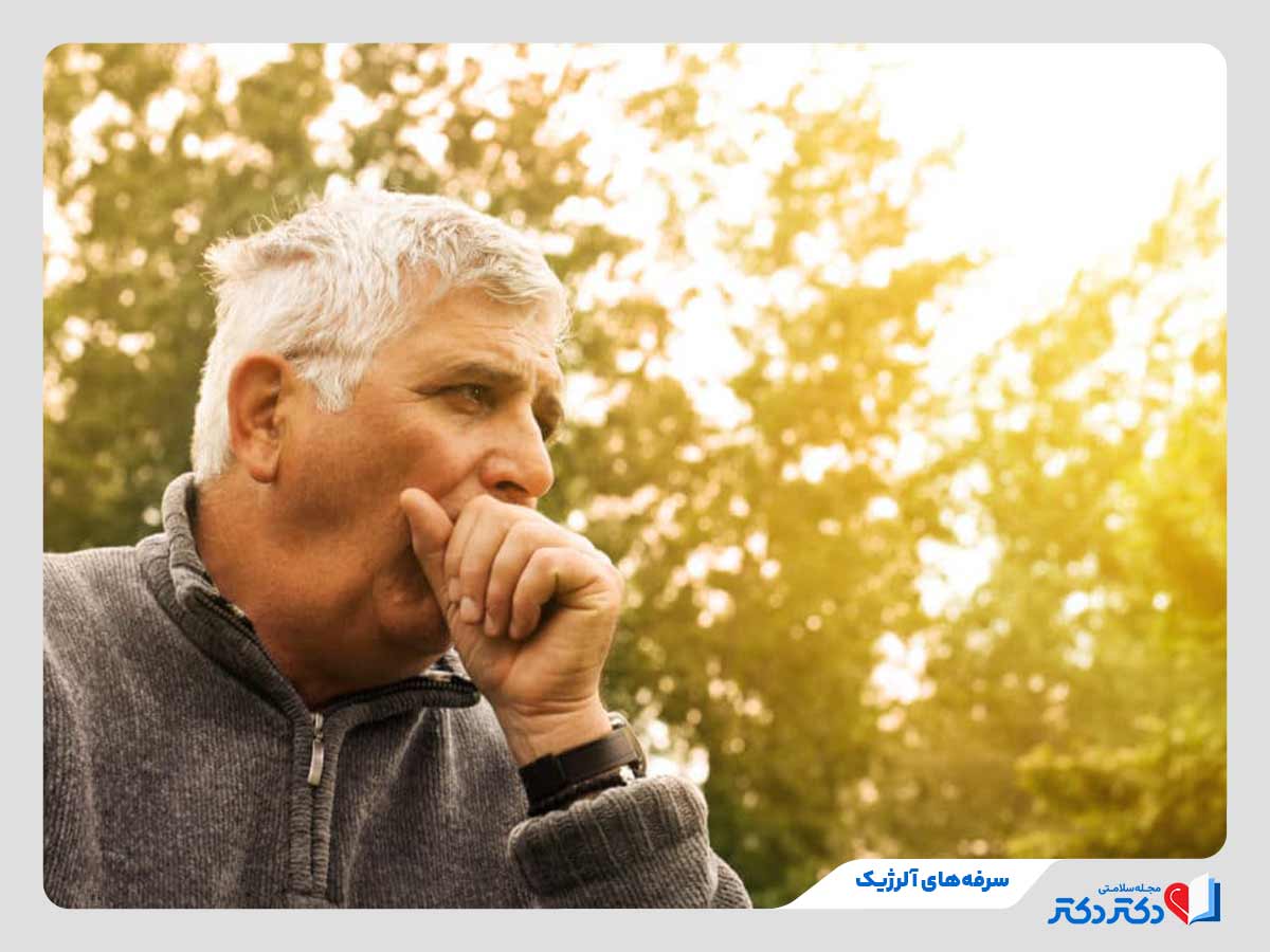 فرد مبتلا به سرفه های آلرژیک به دلیل تماس با گرده گل‌ها و درختان