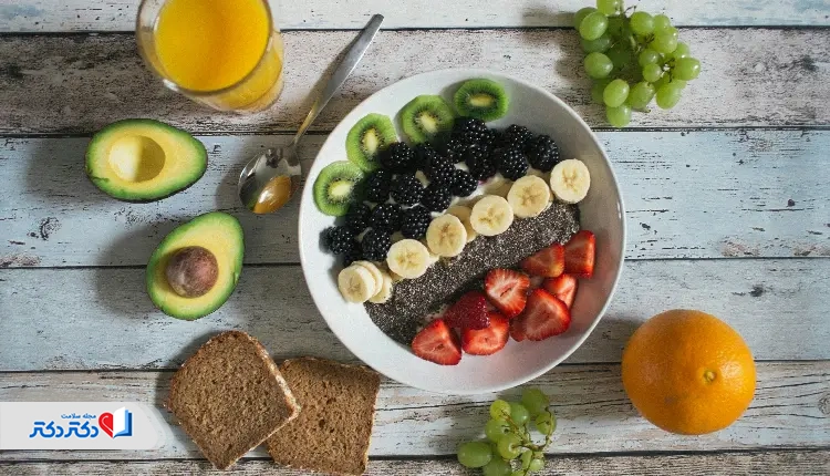 A nutritious iron-rich breakfast with fruits, whole grain bread, and juice, ideal for supporting hemoglobin levels in the body and useful for individuals preparing for an MCH test