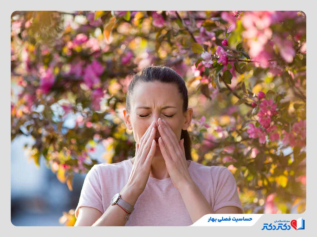 زن در حال عطسه‌های مکرر به دلیل ابتلا به حساسیت فصلی بهار