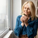 بهترین دمنوش‌ها برای یائسگی: ۲۹ درمان گیاهی گرگرفتگی یائسگی و سایر علائم