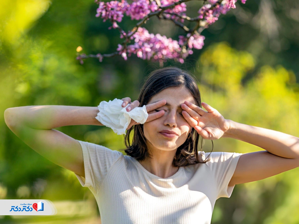 زن در حال خارش چشم به دلیل حساسیت فصلی بهار