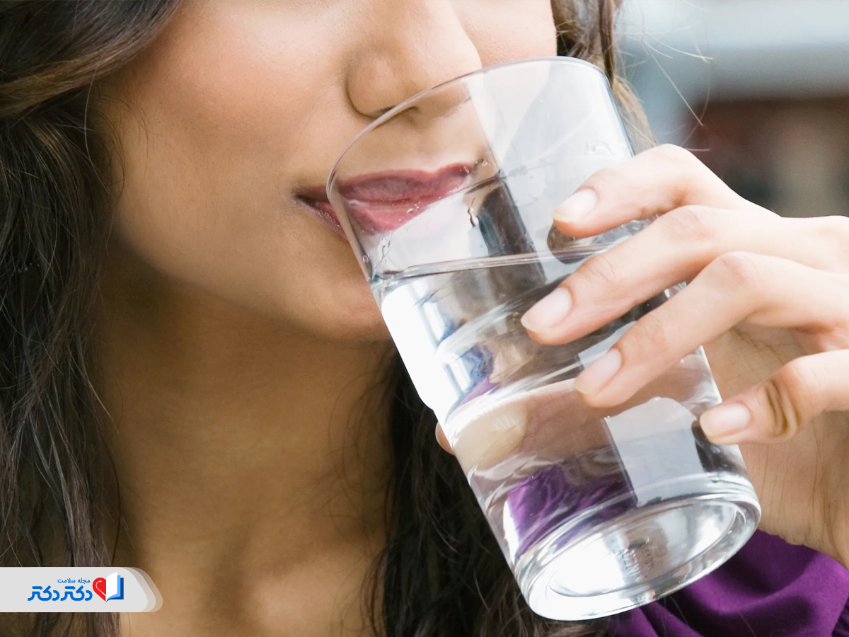 اهمیت نوشیدن آب کافی برای بهبود متابولیسم و دفع سموم