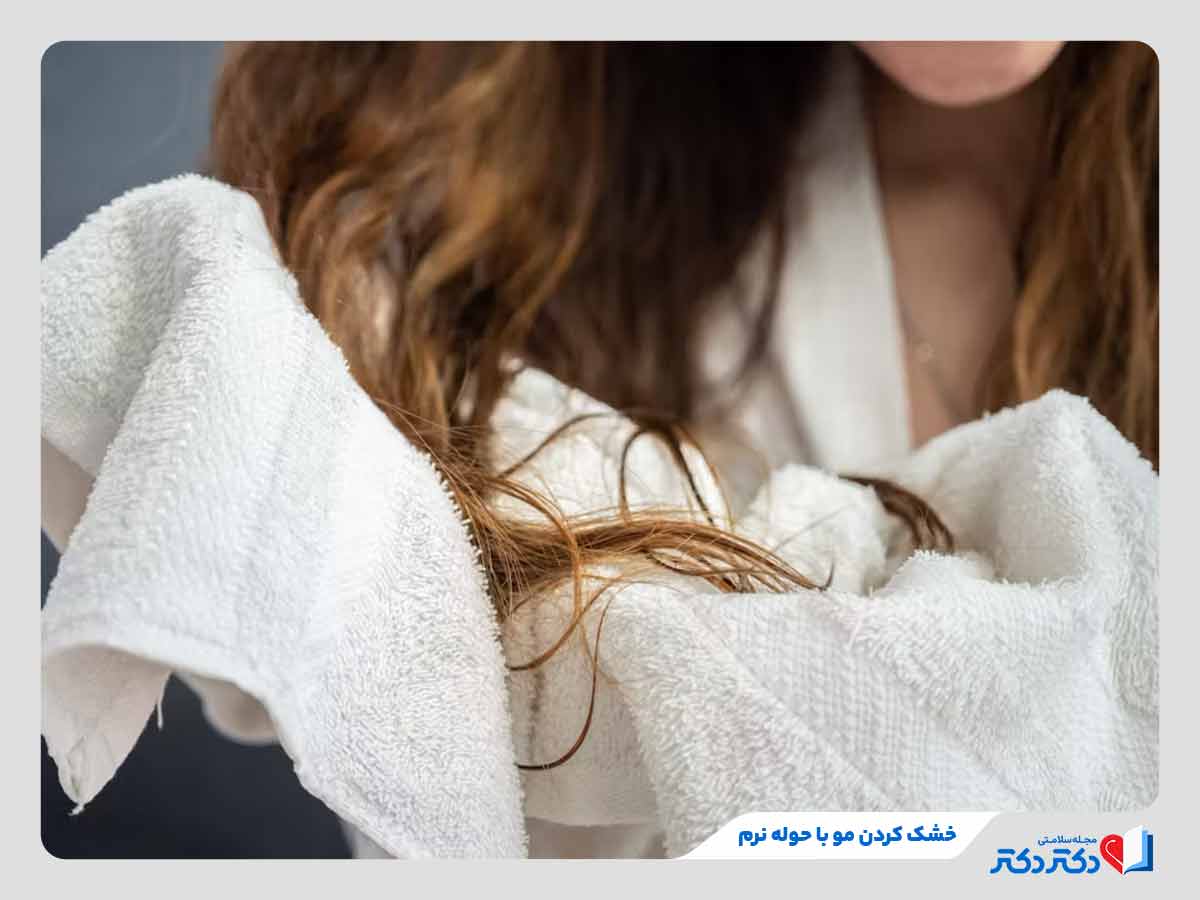 زن در حال خشک کردن مو با حوله نرم