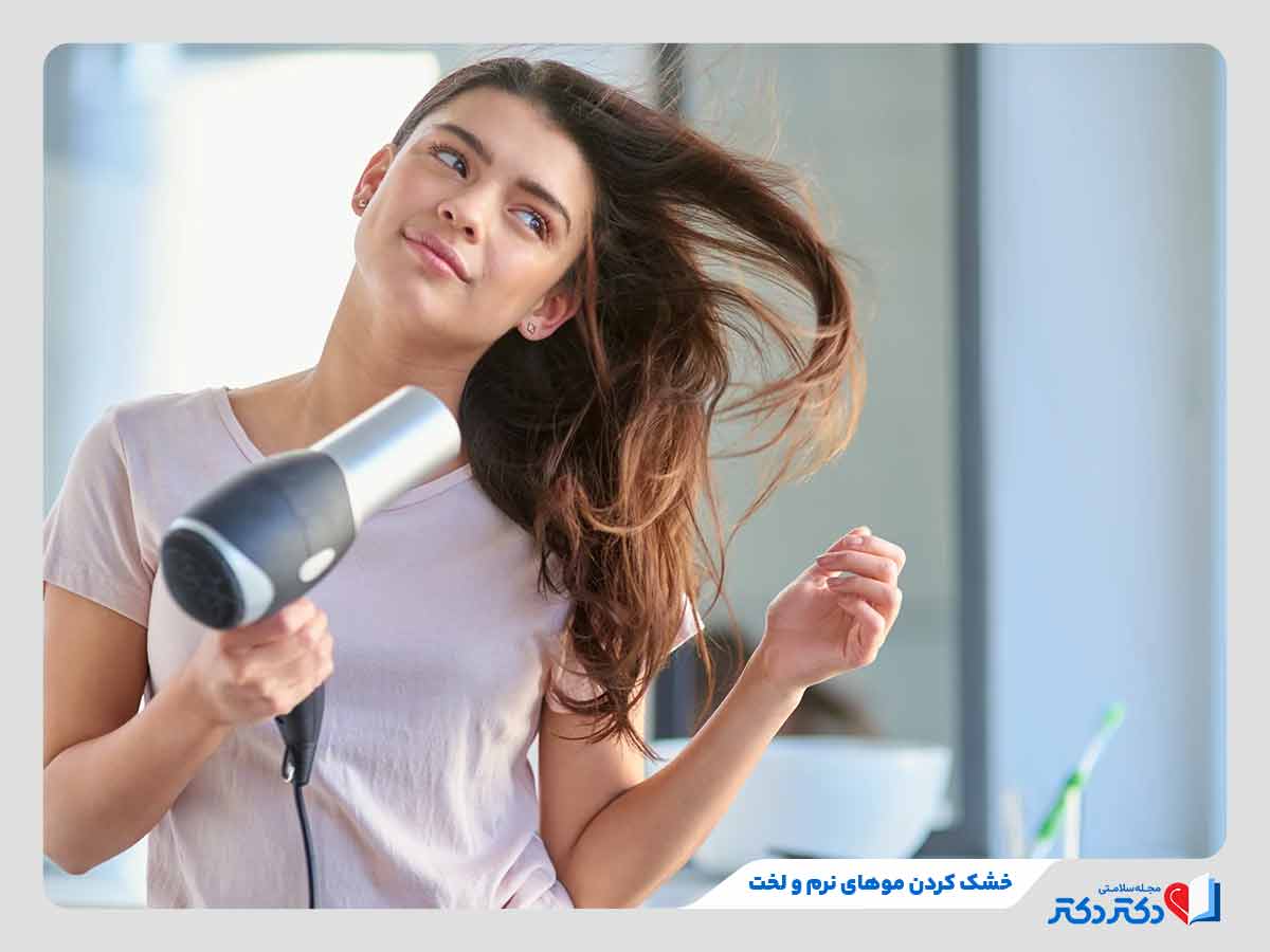 زن در حال خشک کردن مو لخت و نازک با سشوار