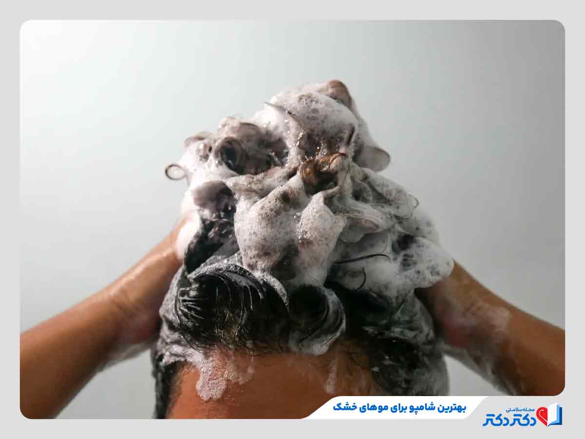 زن در حال استفاده از بهترین شامپو برای موهای خشک