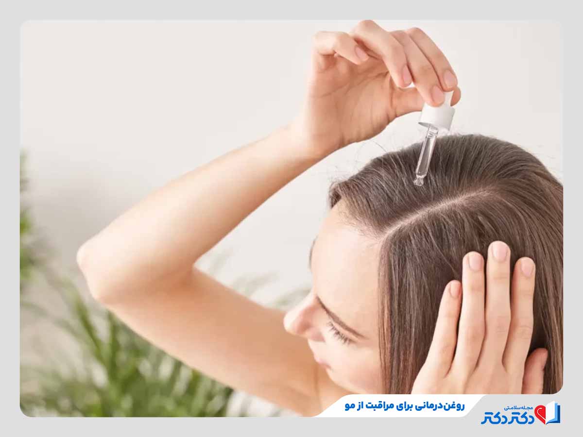 زن در حال استفاده از روغن مو برای مراقبت از مو