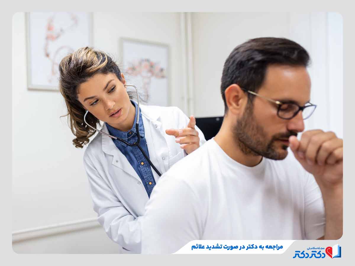 پزشک در حال معاینه فرد مبتلا به آنفولانزا