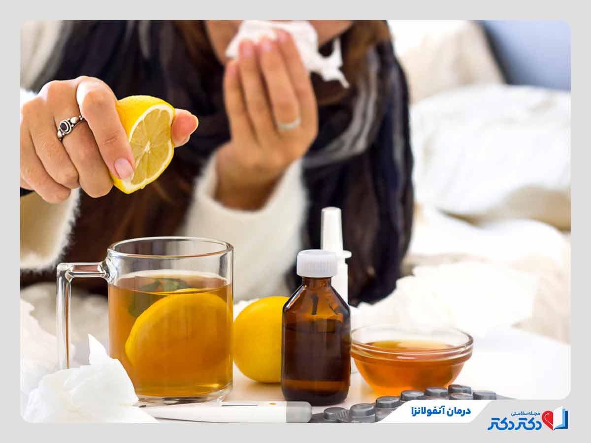 فرد در حال درمان آنفولانزا با روشهای خانگی و دارویی