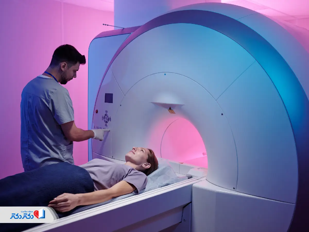کارشناس در حال توضیح آمادگی های قبل از انجام MRI