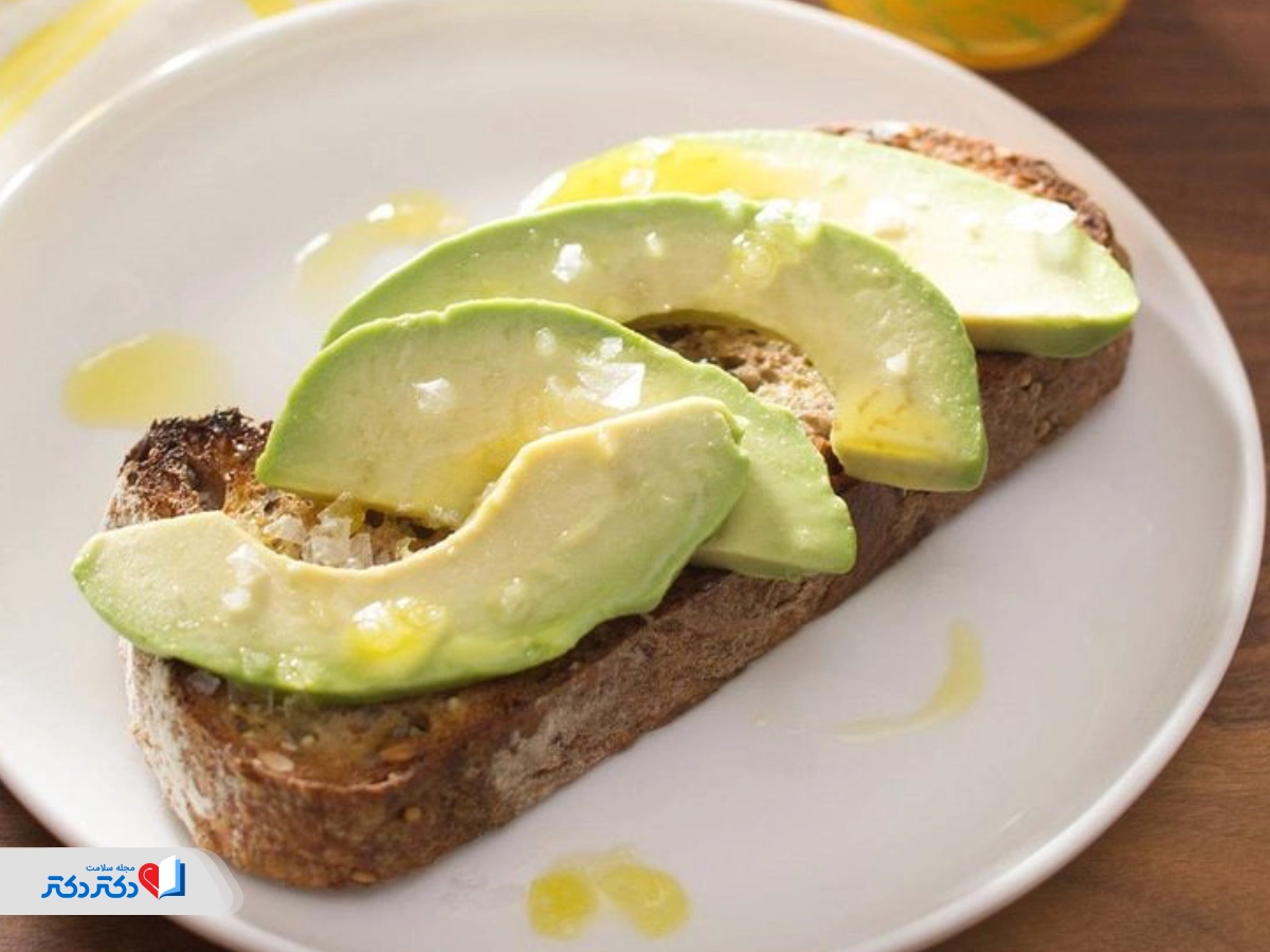 نان تست و آووکادو