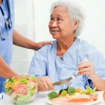 تغذیه بیماران سکته مغزی: رژیم مناسب و نکات طلایی برای توان‌بخشی