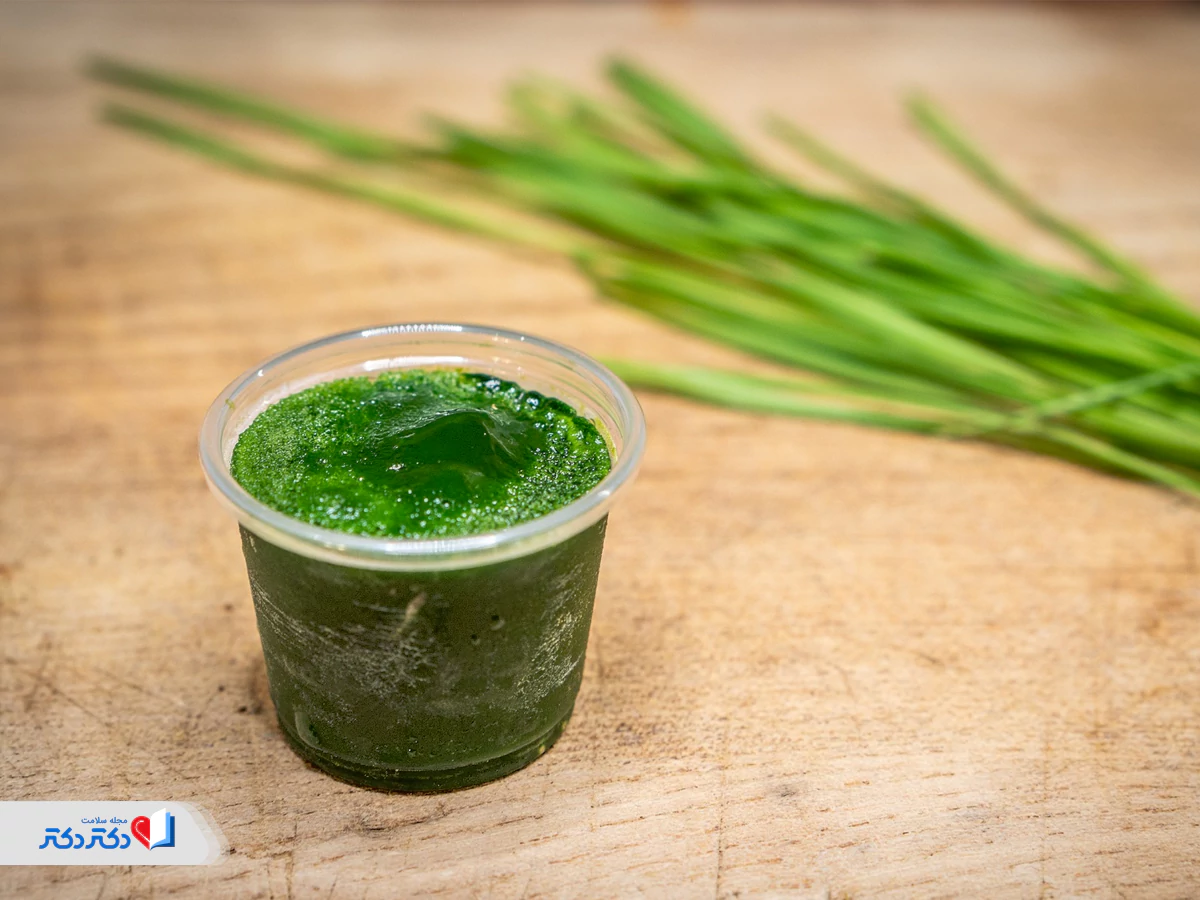 آب سبزه گندم برای دفع سنگ کلیه