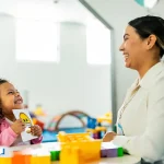بازی‌درمانی چیست و چگونه به بهبود مشکلات کودکان کمک می‌کند؟