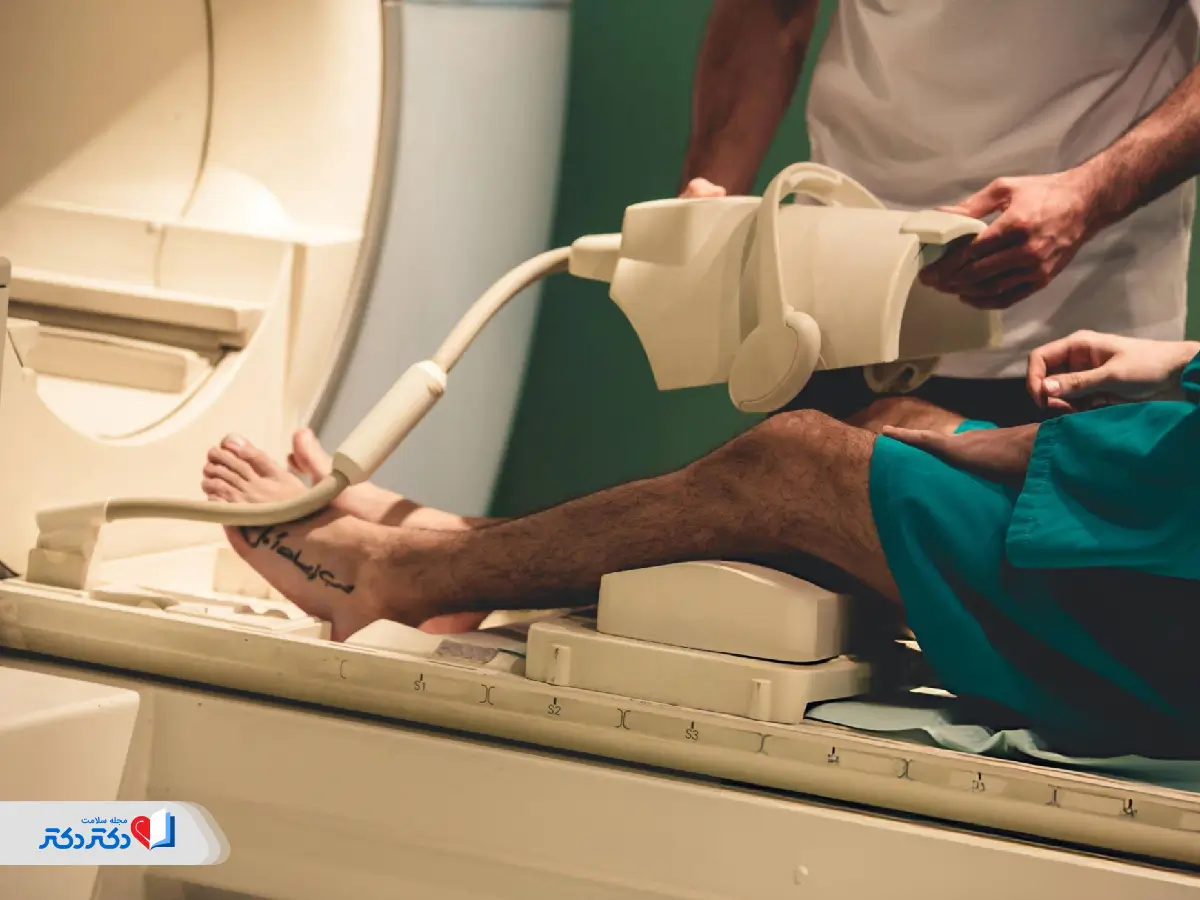 مردی در حال انجام mri زانو