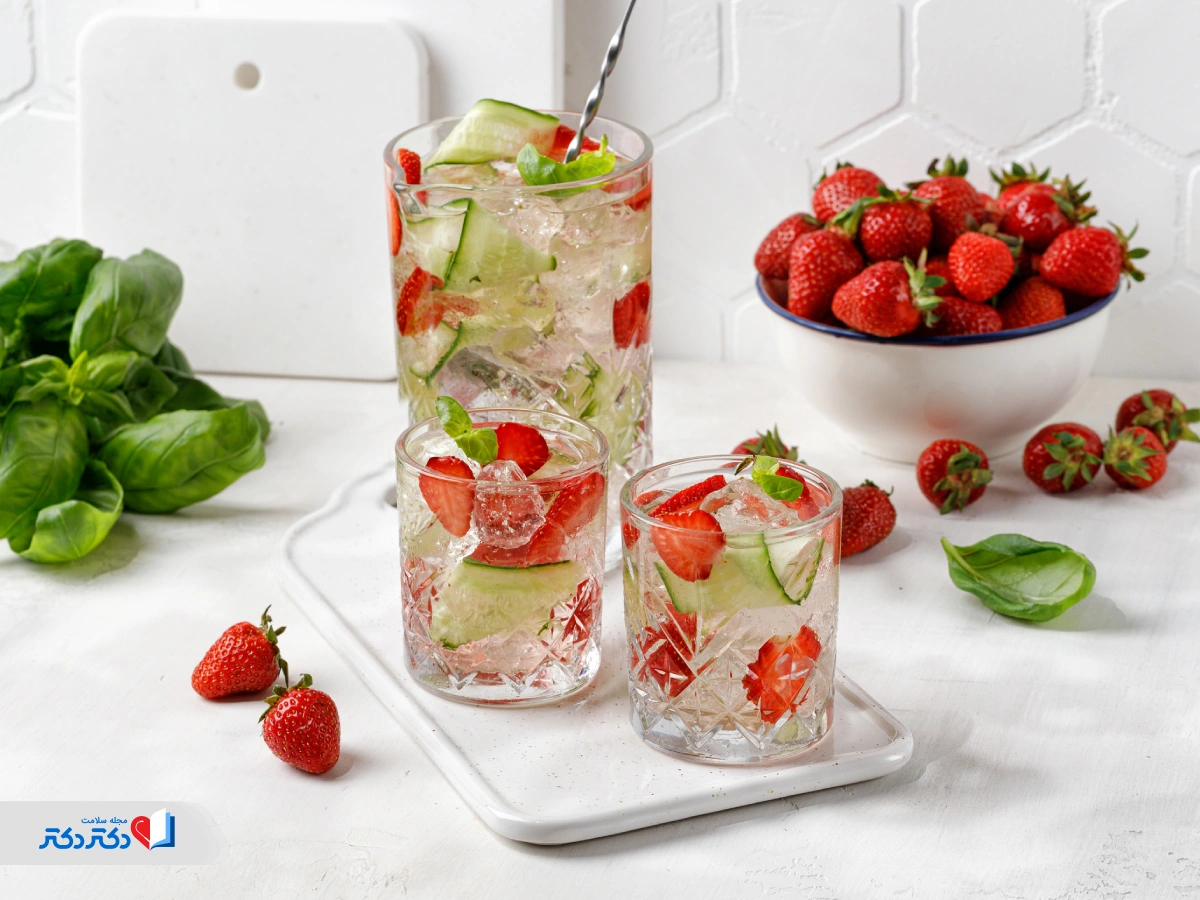 انواع دتاکس واتر برای لاغری با توت‌فرنگی و ریحان