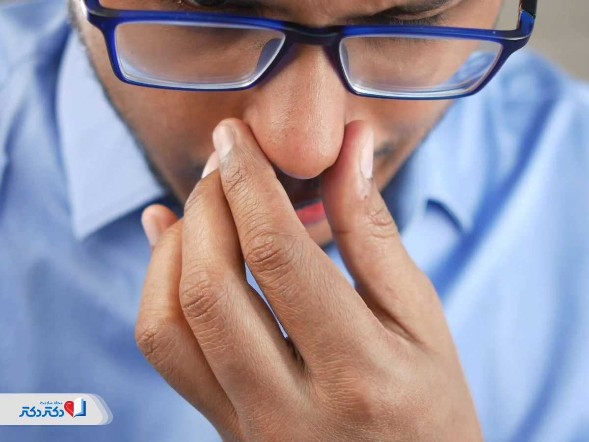 استفاده از عینک و لمس مکرر بینی میتواند موجب جوش روی بینی شود