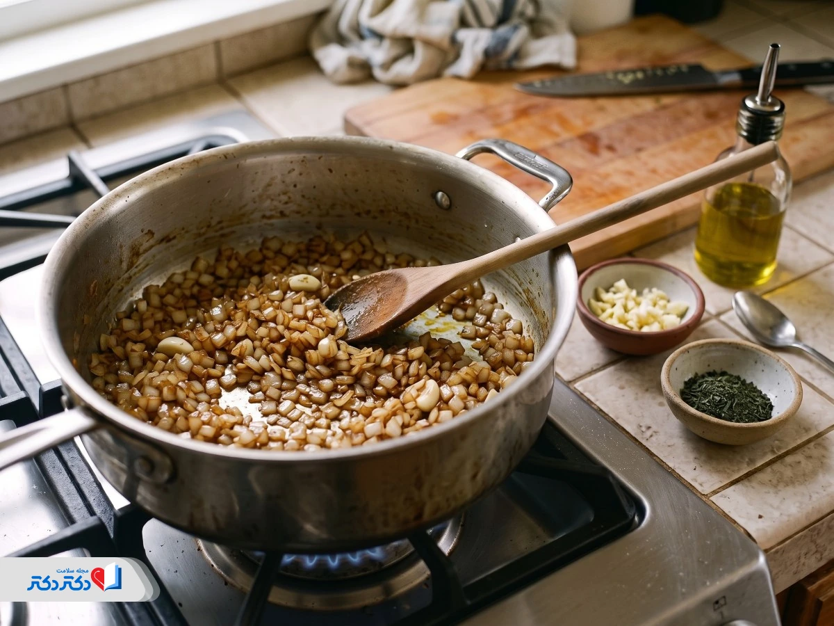 آمادهکردن پیاز و سیر برای پخت کشک بادمجان رژیمی
